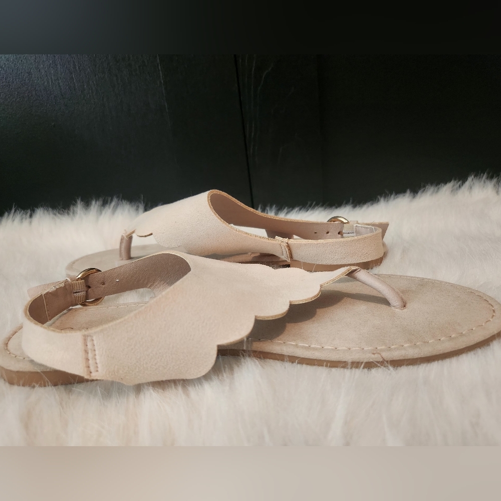 Women's Cream Scalloped Sandals Size~6 - Picture 3 of 8
